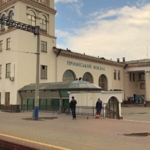 L'esterno della stazione dei treni a Kyiv